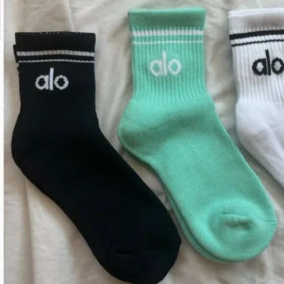 ALO Yoga Accessories - 2 pack of Alo yoga unisex throwback half crew socks- m